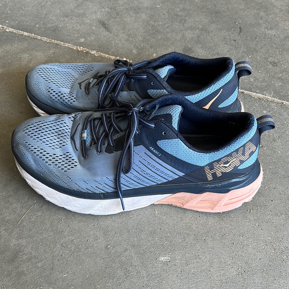 Woman’s Hoka ARAHI 3